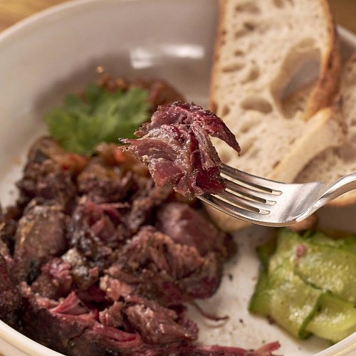 Баранина в смокере с баклажановой икрой и томатами