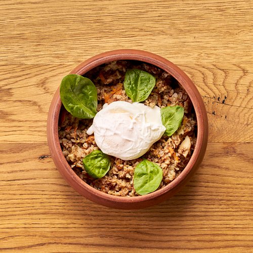 Каша гречневая с разварным мясом, шпинатом и яйцом пашот