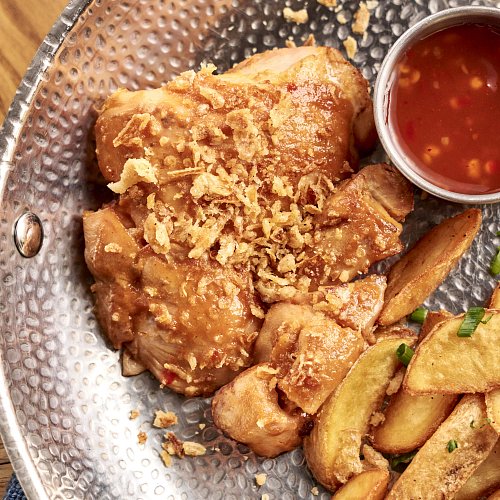 Бедро куриное на сковороде с картофельными дольками