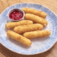 Сырные палочки с брусничным соусом