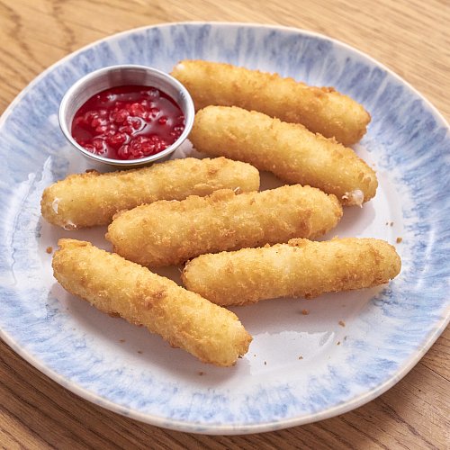 Сырные палочки с брусничным соусом