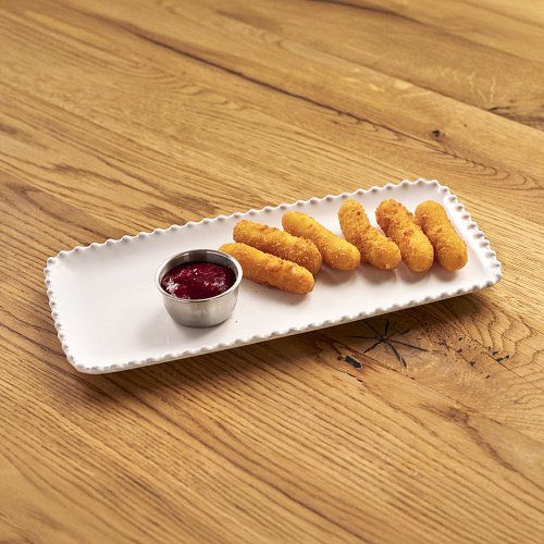 Сырные палочки с брусничным соусом