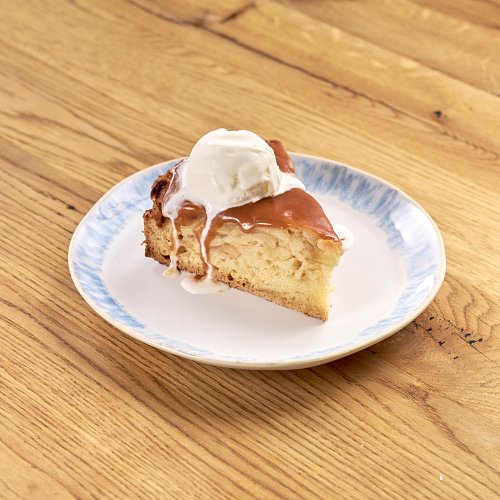 Яблочная шарлотка