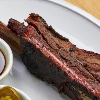 Говяжье ребро с соусом BBQ