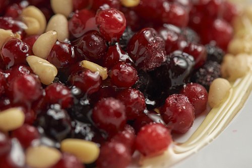 Таёжный десерт из диких ягод с медом или со сгущенкой