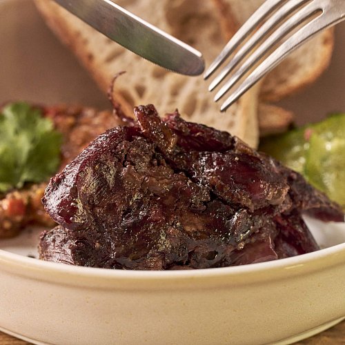 Баранина в смокере с баклажановой икрой и томатами