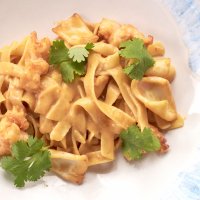 Феттучини с морепродуктами в соусе том ям