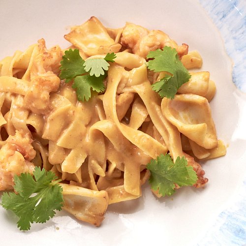 Феттучини с морепродуктами в соусе том ям