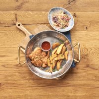 Бедро куриное на сковороде с картофельными дольками