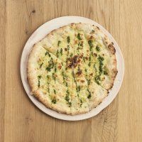 Фокачча с песто, пармезаном или оливковым маслом