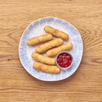 Сырные палочки с брусничным соусом
