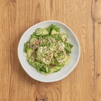 Зеленый салат с семечками и низкокалорийным соусом