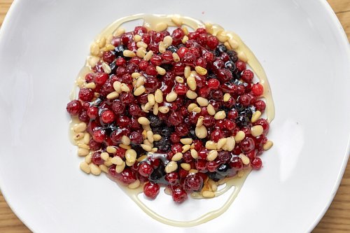 Таёжный десерт из диких ягод с медом или со сгущенкой