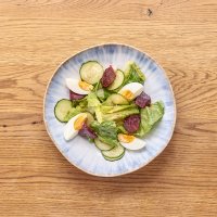 Салат с запечённой свеклой, огурцами, яйцом