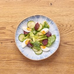 Салат с запечённой свеклой, огурцами, яйцом