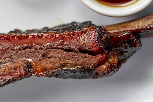 Говяжье ребро с соусом BBQ