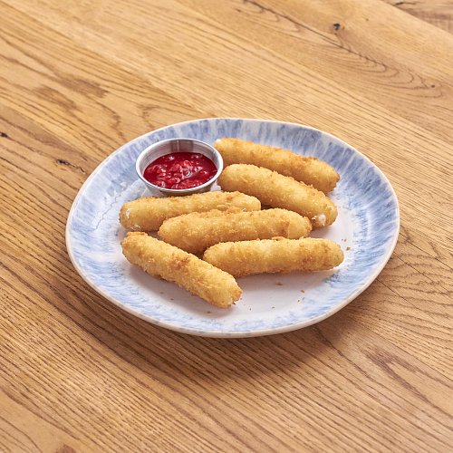 Сырные палочки с брусничным соусом
