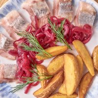 Сельдь с обжаренным картофелем и  маринованным луком
